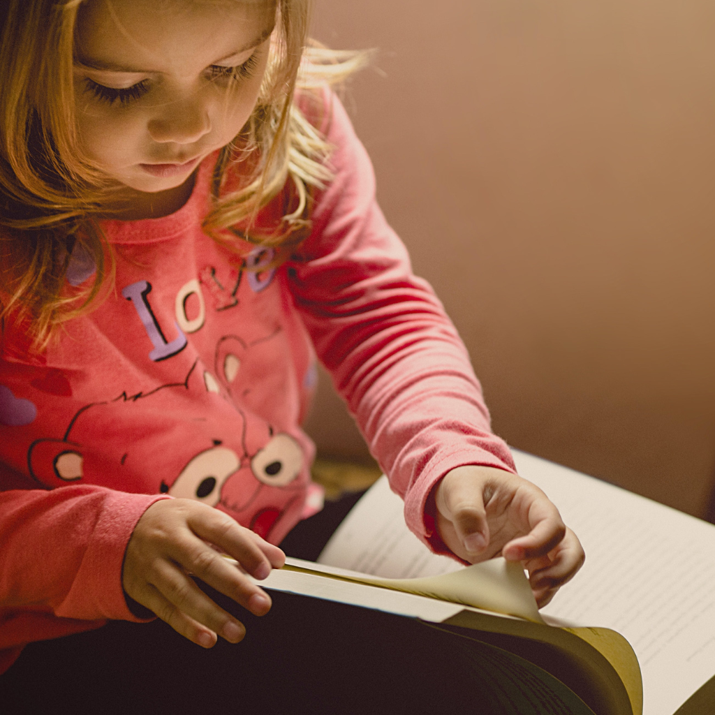 Enfant qui apprend à lire