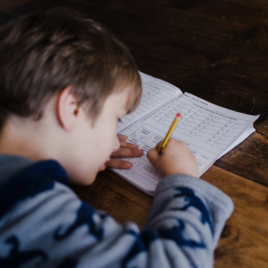 Un enfant qui étudie : lecture, mathématique